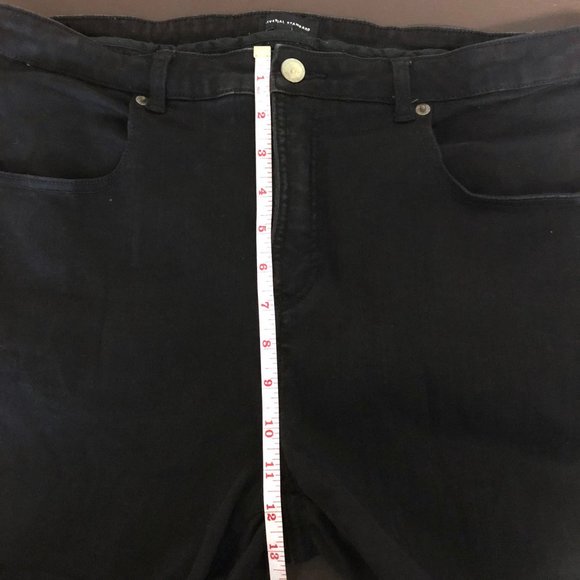 Universal Standard High-Rise Cut-Off Rolled Cuff Bermuda Shorts Black 18 - Picture 6 of 13